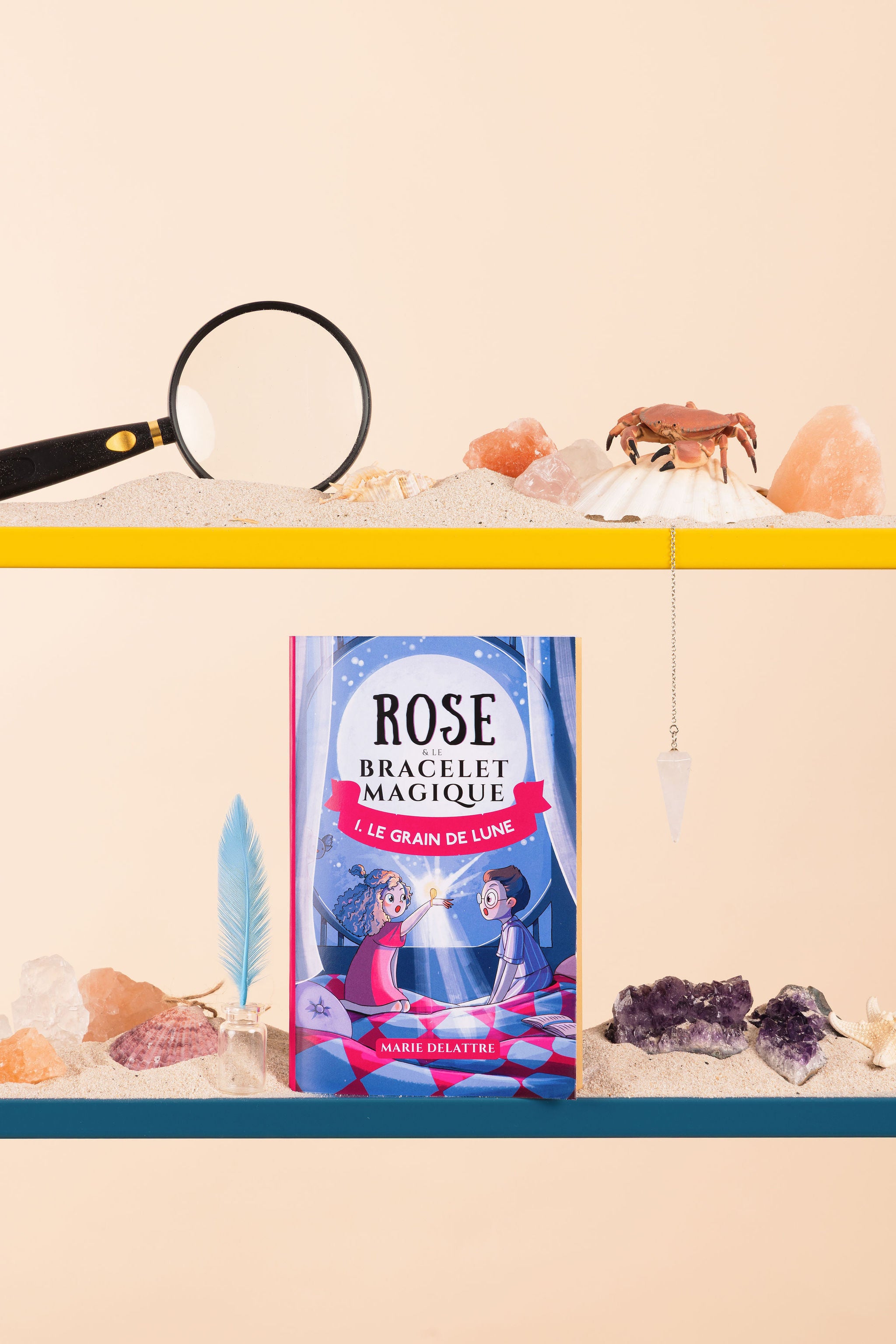 Rose et le bracelet magique tome 1 mise en scène étagère roman jeunesse fantasy fille CE1 CE2